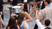Eine sichtlich glückliche Dua Lipa beim Cocktailempfang am Freitagabend