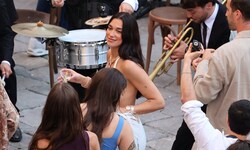 Eine sichtlich glückliche Dua Lipa beim Cocktailempfang am Freitagabend