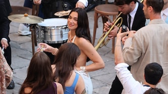 Eine sichtlich glückliche Dua Lipa beim Cocktailempfang am Freitagabend