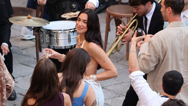 Eine sichtlich glückliche Dua Lipa beim Cocktailempfang am Freitagabend