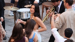 Eine sichtlich glückliche Dua Lipa beim Cocktailempfang am Freitagabend