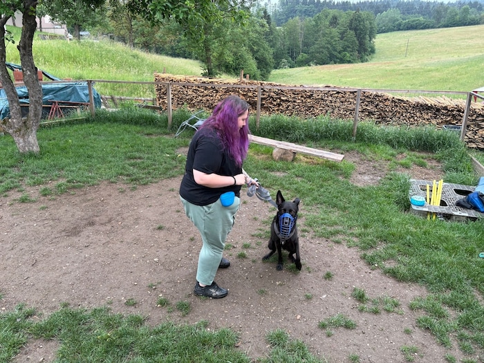 Sabrina hat bereits viele Fortschritte mit ihrem Hund aus dem Tierschutz gemacht.