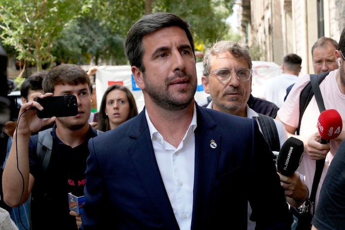 Enrique Riquelme versucht mit allen Mitteln, Real-Präsident zu werden.