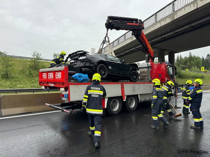Die Freiwillige Feuerwehr Pinggau führte die Fahrzeugbergung durch.