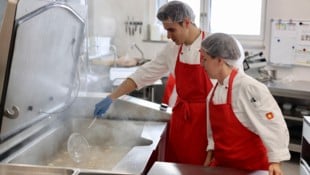 Dario und Susanne kochen die Marillenknödel.