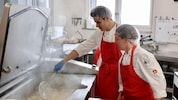 Dario und Susanne kochen die Marillenknödel.
