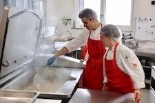 Dario und Susanne kochen die Marillenknödel.