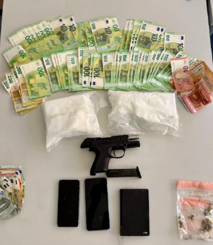 Bargeld in Höhe von 10.000 Euro und eine Waffe wurden ebenfalls entdeckt.