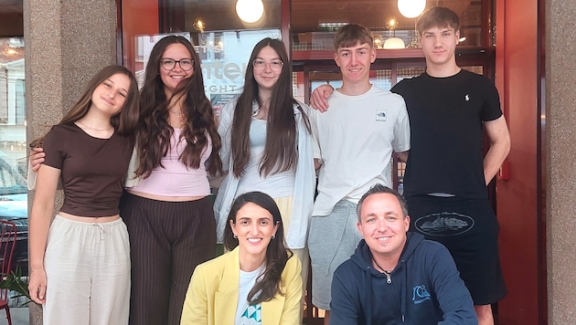 Das erfolgreiche Schüler-Team aus Liezen mit Projektleiterin Milica Markovic und Lehrer Thomas ...