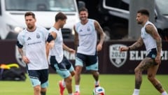 Lionel Messi (li.) dürfte rechtzeitig fit werden für die WM.
