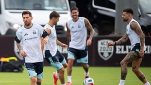 Lionel Messi (li.) dürfte rechtzeitig fit werden für die WM.