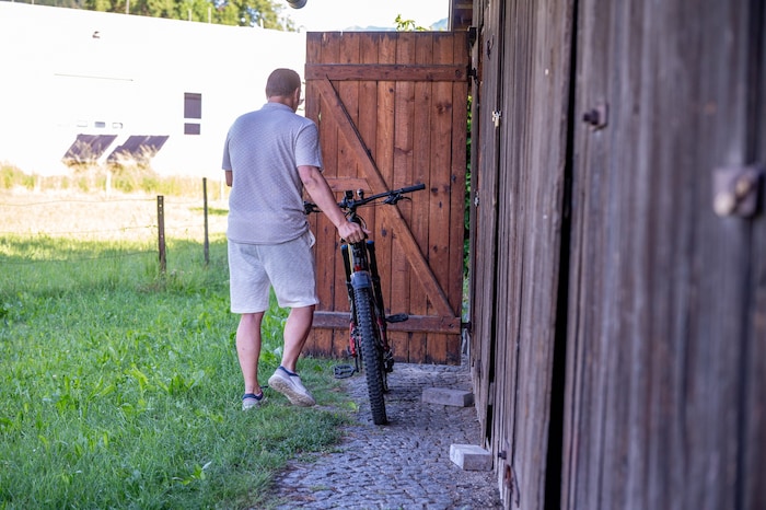 Papa Martin Forcher mit dem Fahrrad, mit dem sein Sohn so schwer gestürzt war.