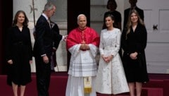 Papst Leo XIV. wurde von König Felipe VI., Königin Letizia, Prinzessin Leonor und Prinzessin ...