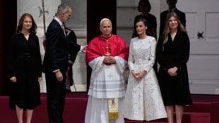 Papst Leo XIV. wurde von König Felipe VI., Königin Letizia, Prinzessin Leonor und Prinzessin ...