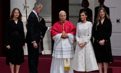 Papst Leo XIV. wurde von König Felipe VI., Königin Letizia, Prinzessin Leonor und Prinzessin ...
