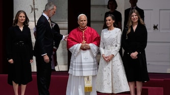 Papst Leo XIV. wurde von König Felipe VI., Königin Letizia, Prinzessin Leonor und Prinzessin ...