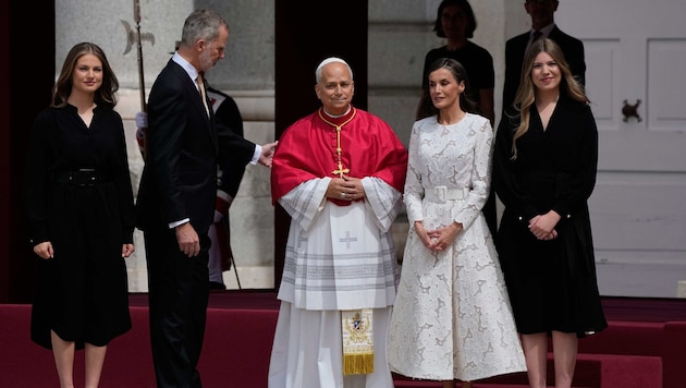 Papst Leo XIV. wurde von König Felipe VI., Königin Letizia, Prinzessin Leonor und Prinzessin ...