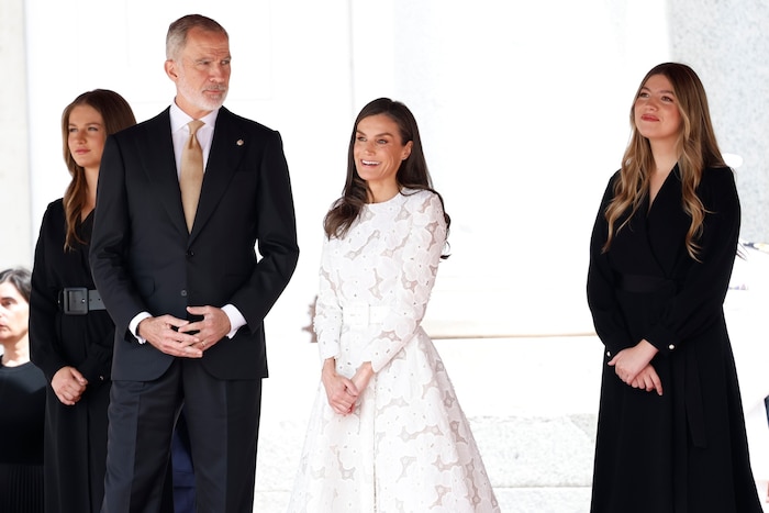 Warten auf das Kirchenoberhaupt: Kronprinzessin Leonor, König Felipe VI., Königin Letizia und ...