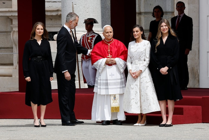 Willkommen in Madrid: Die spanische Königsfamilie empfängt Papst Leo XIV. (Mitte) im Innenhof ...