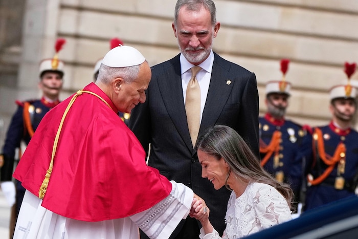 Königin Letizia begrüßt den PapstGroßer Empfang in Madrid: König Felipe VI. und Königin Letizia ...