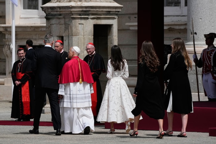 Die Königsfamilie begleitete den Papst in den Palast.