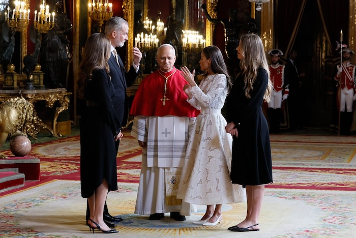 Auf dem Weg zum Auditrenzsaal: Kronprinzessin Leonor, König Felipe VI., Königin Letizia und ...