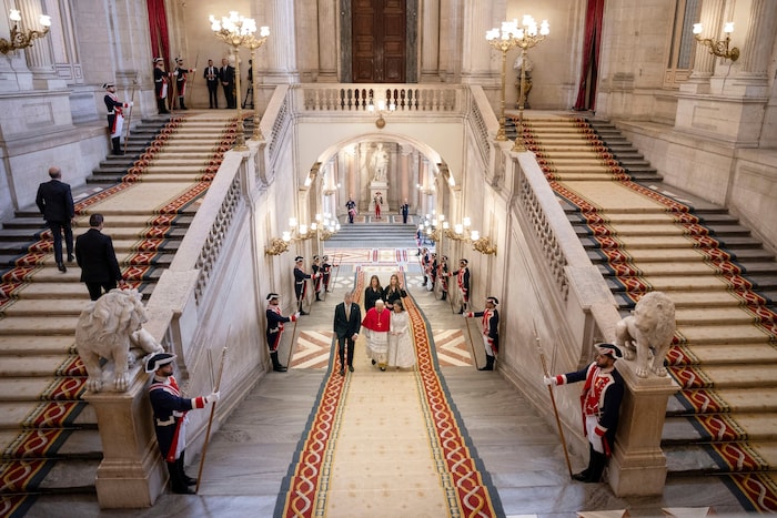 Einzug in die Residenz: König Felipe VI. (links), Königin Letizia (rechts) sowie Kronprinzessin ...