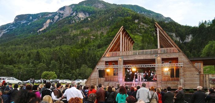 Das Gelände rund um die Event-Almhütte bietet sich perfekt für Fahrzeugtreffen an.