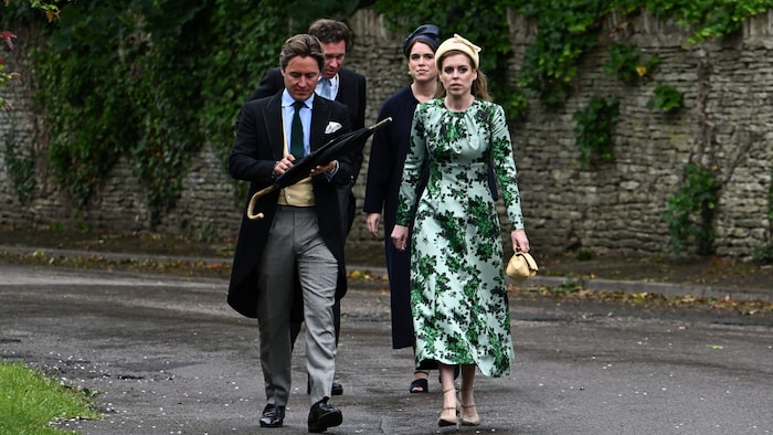 Königliche Hochzeitsgäste: Die Prinzessinnen Beatrice und Eugenie von York (v. l.) treffen an ...