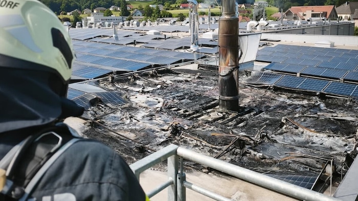 Die Floriani mussten das Feuer am Dach bekämpfen.