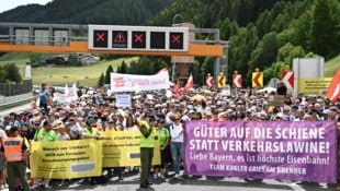 AFP/JOE KLAMAR Die Brenner-Autobahn wurde lahmgelegt, für das Transitforum Austria ein No-Go.