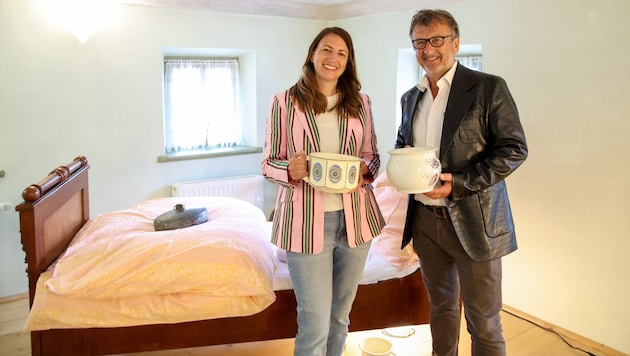 Auf den Nachttopf gekommen: Kuratorin Gierlinger und Bachschmiede-Chef Robotka.