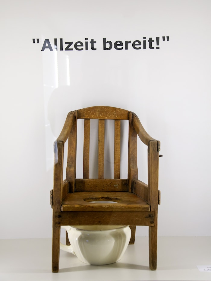 Die Sonderausstellung zeigt unterschiedlichste Exponate von Nachttöpfen.