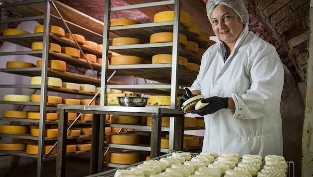 Für Kerstin Klug ist es Ehrensache, dass jeder Laib Käse perfekt beim Kunden ankommt.