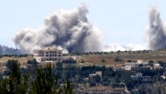 Nach israelischen Bombardements steigt Rauch nahe dem Dorf KfarTibnit im Südlibanon auf.