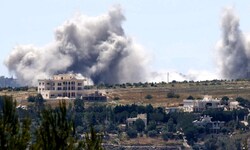 Nach israelischen Bombardements steigt Rauch nahe dem Dorf KfarTibnit im Südlibanon auf.