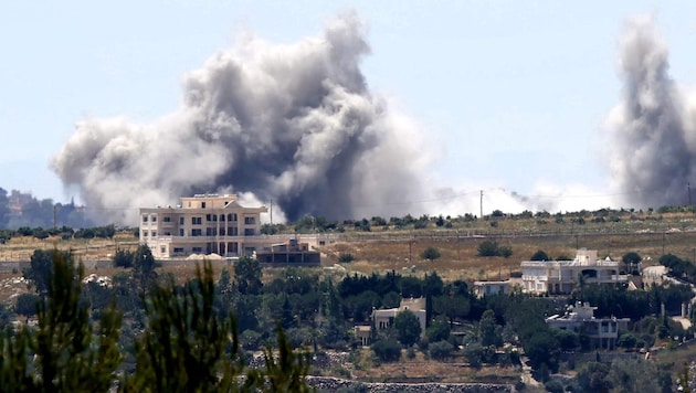 Nach israelischen Bombardements steigt Rauch nahe dem Dorf KfarTibnit im Südlibanon auf.
