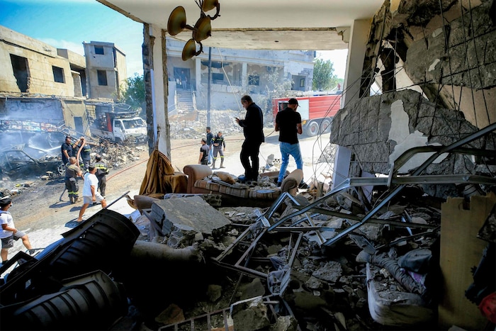Die entsetzten Bürger im Südlibanon begutachten die Schäden nach den israelischen Angriffen.