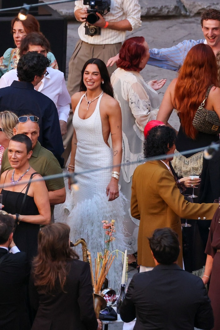Dua Lipa am Freitagabend inmitten ihrer Gäste
