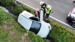 Immer kommen Fahrzeuge von der engen Fahrbahn ab. 