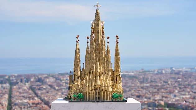 Der Spielzeug-Nachbau der nunmehr höchsten Kirche der Welt misst 62 Zentimeter bis zur Spitze.