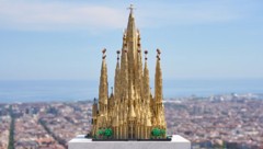 Der Spielzeug-Nachbau der nunmehr höchsten Kirche der Welt misst 62 Zentimeter bis zur Spitze.