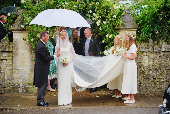 Die Braut trug ein maßgeschneidertes Design von Emilia Wickstead aus elfenbeinfarbene ...