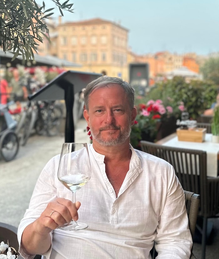 Am besten entspannt er im Urlaub bei einem Glas Wein.