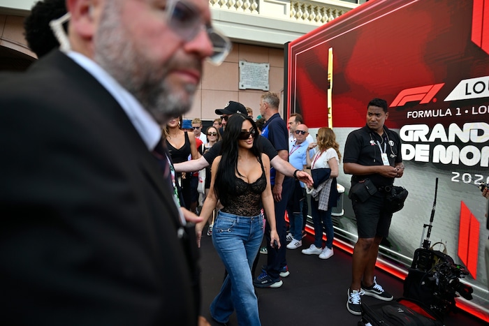 Boxenstopp im Fürstentum: Kim Kardashian am Samstag (6. Juni 2026) im Fahrerlager beim ...
