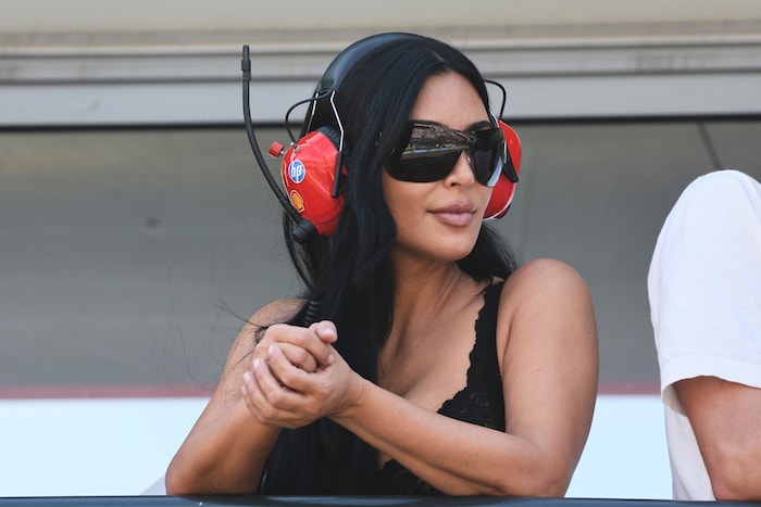 Kim Kardashian verfolgt das Qulifying mit Ohrenschutz