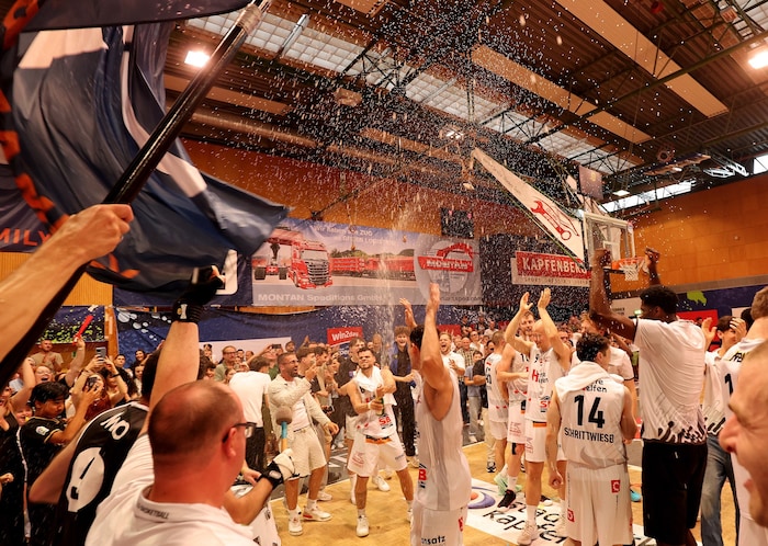 Am Ende spritzte der Meistersekt durch die Walfersamhalle.