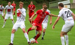 Hölzl (rot) war auch von drei Schwarzachern nicht aufzuhalten.