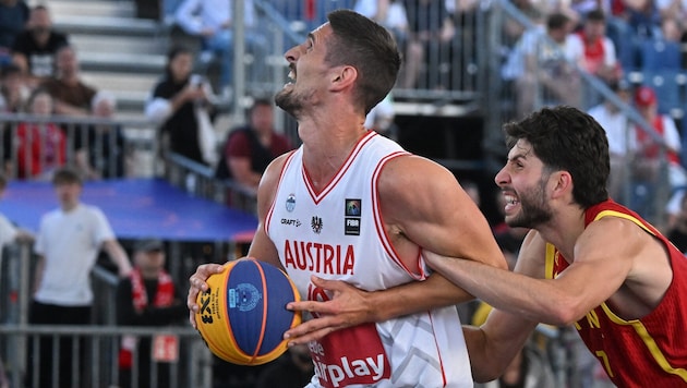 Toni Blazan (l.) im Gruppenspiel gegen Spanien