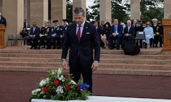 Hegseth legte auf dem US-Soldatenfriedhof in der Normandie Blumen nieder.